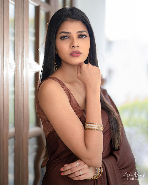 Sexy Seducing Model Jothi in Sleeveless Saree