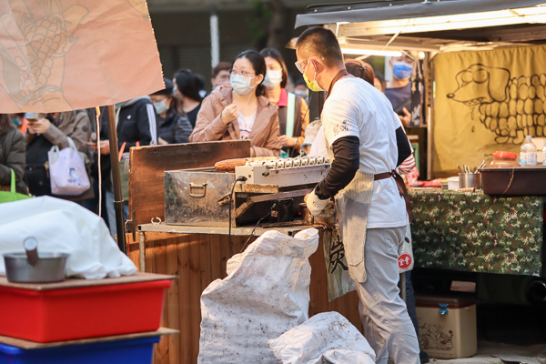 台中「無肉市集」120素食攤商人氣超旺，人山人海排隊享用美食