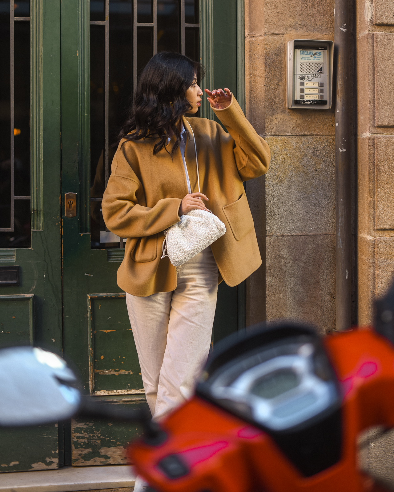 Beige short cocoon jacket and Bottega Veneta raffia white mini pouch in Barcelona / Style and travel by Van Le - FOREVERVANNY.com