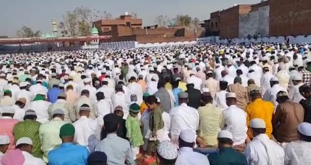 अम्बेडकर नगर में धूमधाम से मनाया गया ईद का पर्व:ईदगाहों और मस्जिदों में अदा की गई नमाज, गले मिलकर एक-दूसरे दी बधाई