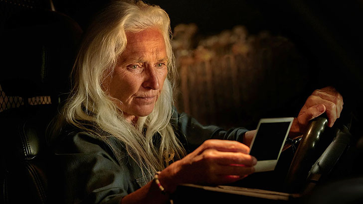 Olwen Fouéré como Sally Hardesty no filme 'O Massacre da Serra Elétrica' (2022)
