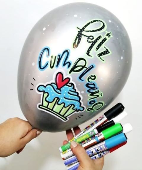 Globo con mensaje de feliz cumpleaños hecho con marcadores