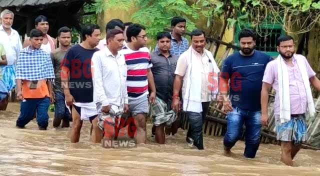 State Congress Secretary Tanveer Alam reached Barharwa to take stock of the devastation caused by the rain