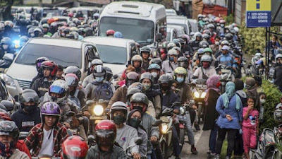 NGERI! Kapolda Jabar Beberkan Penyebab Macet 'Horor' di Puncak, Motor Membeludak-Mobil Mogok