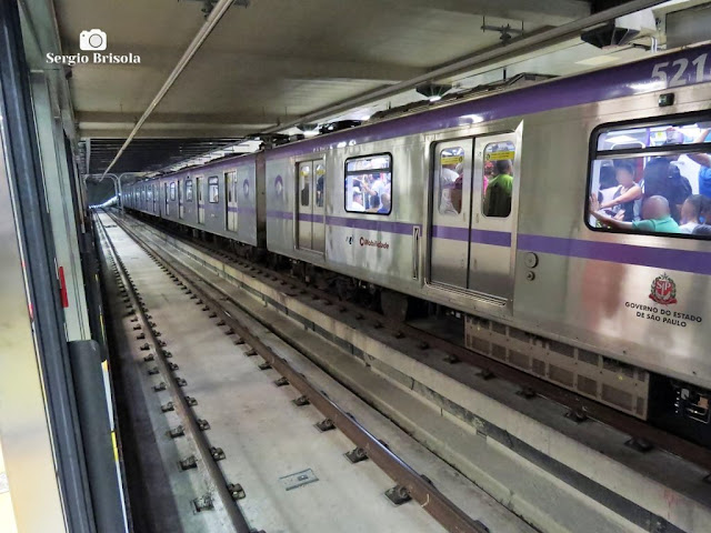 Vista ampla de um dos trens da Linha Lilás do Metrô de São Paulo