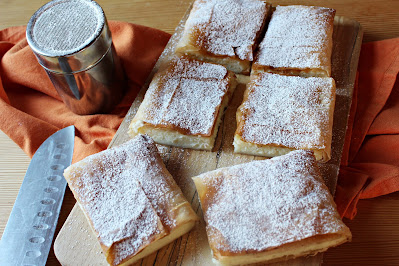 Golosa crema al semolino, aromatizzata alla vaniglia,  in croccante pasta fillo Stuffer e spolverata di zucchero a velo e cannella. Ricetta  greca.