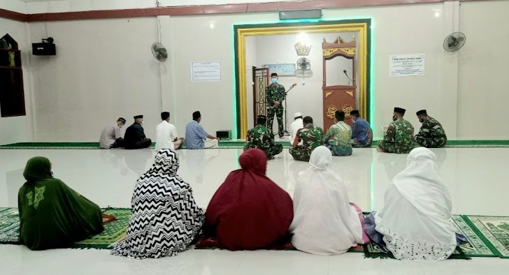 Personel Kodim 1426/Takalar Ajak Masyarakat Dapatkan Keutamaan Shalat Subuh Berjamaah