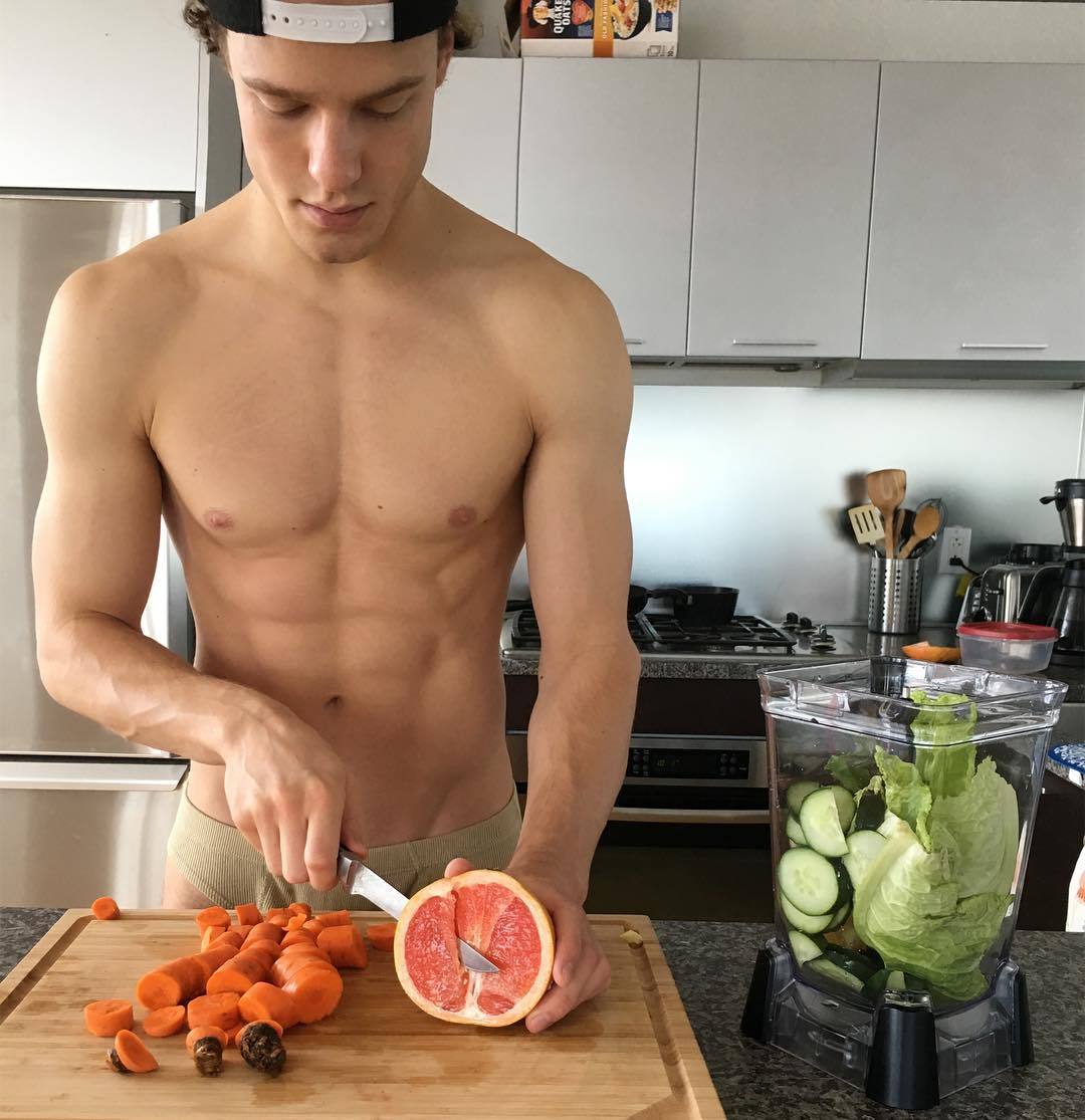 sexy-fit-shirtless-skinny-guy-slicing-fruit