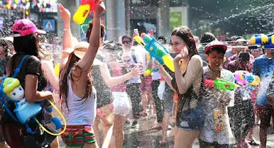 Songkran Festival Thai Water Vector: थाईलैंड में सोंगक्रान महोत्सव हुबहू भारती होली जैसा मनाया जाता है