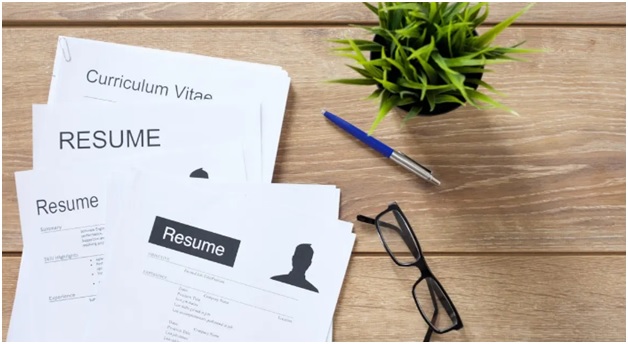 What technologies should a modern resume proofreader use