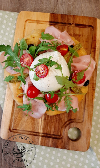 Focaccia garnie à la mortadelle, burratina, roquette, tomate et pesto  - Dans la cuisine d'Hilary