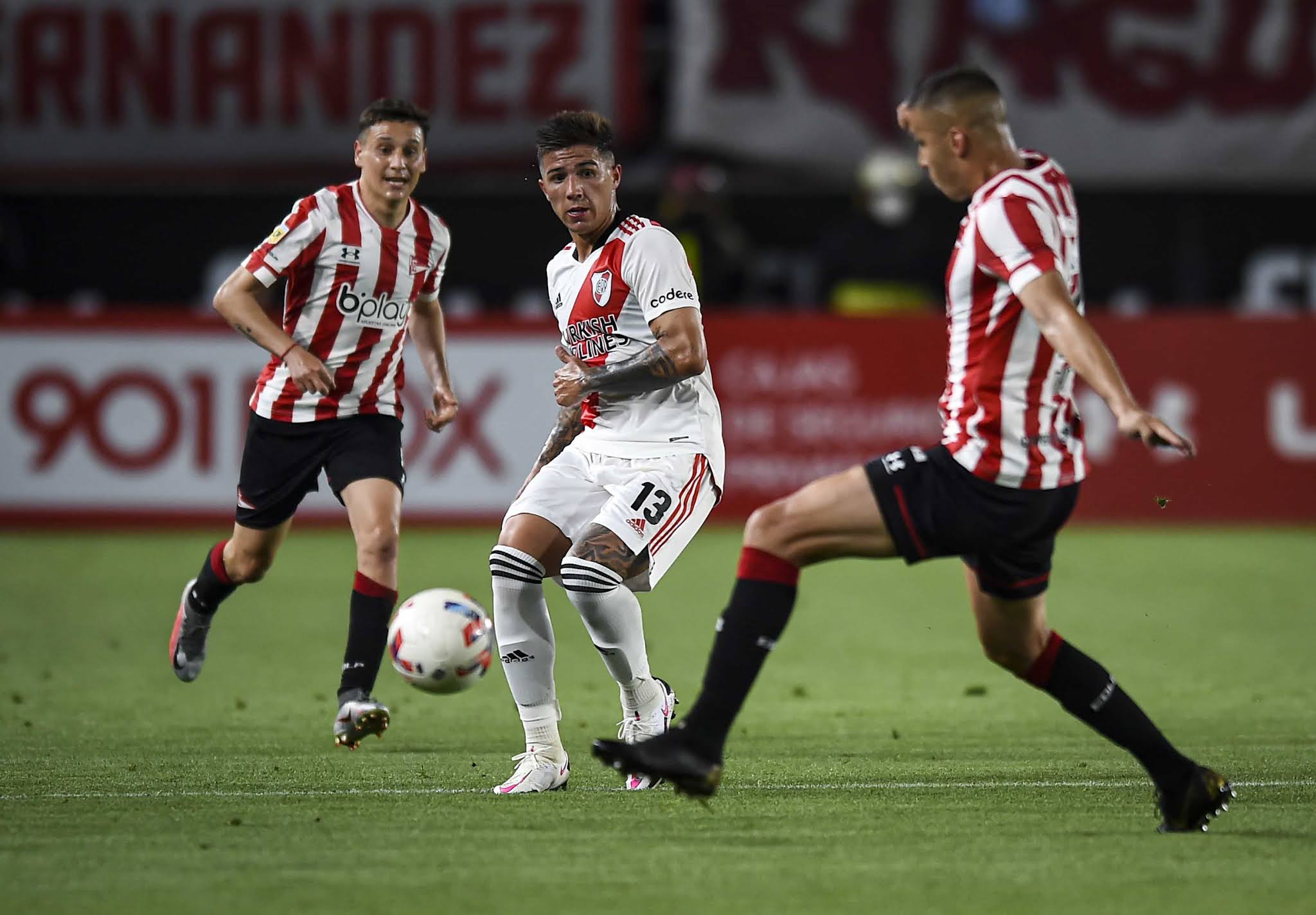 River Plate no pudo hilvanar su novena victoria consecutiva y empató en La Plata 1 a 1 con Estudiantes, con goles de Robert Rojas en el final de la primera parte y Leandro Díaz, que igualó para el local en el inicio del segundo tiempo.