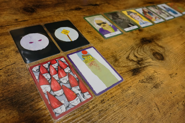 mekhane board game 遊戲開始會開7個角色1個地點1個危險(威脅)