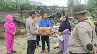 Peduli dan Empati, Polsek Dente Teladas Gelar Baksos Untuk Korban Kebakaran Rumah