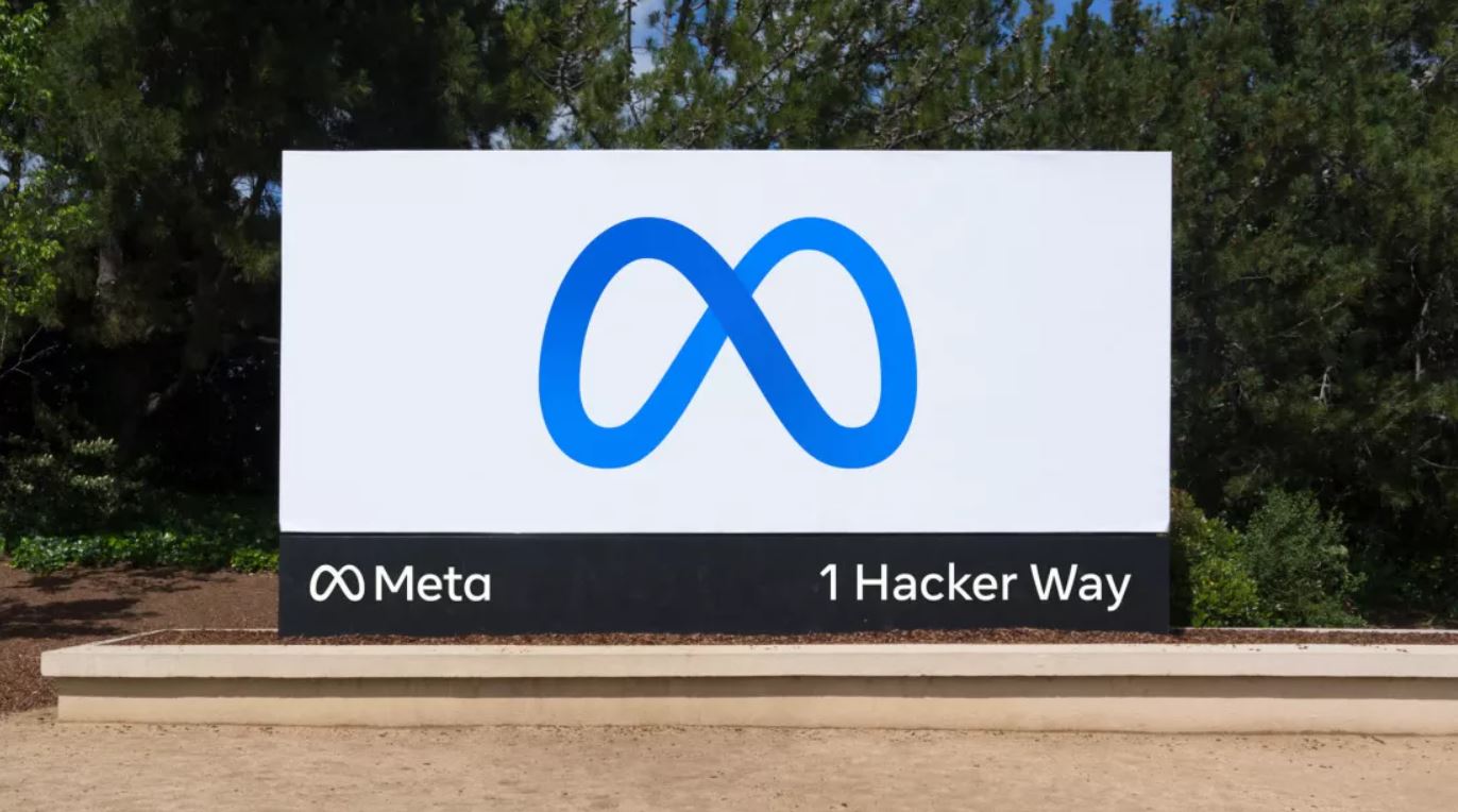 Facebook CEO'su Mark Zuckerberg, şirketin yeni adı Meta'yı açıkladı. Metaverse misyonu şirketin ileriye dönük hedefi haline gelecek.