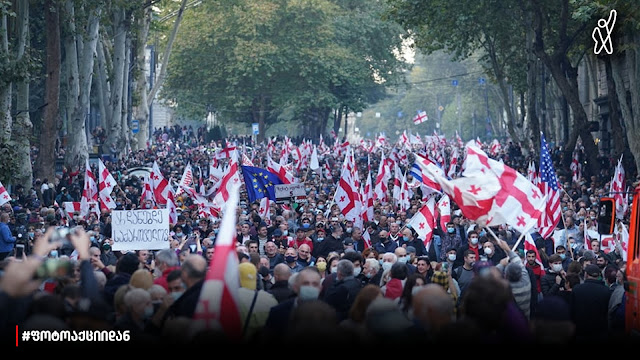 На площади Свободы в Тбилиси проходит митинг в поддержку освобождения Саакашвили из тюрьмы