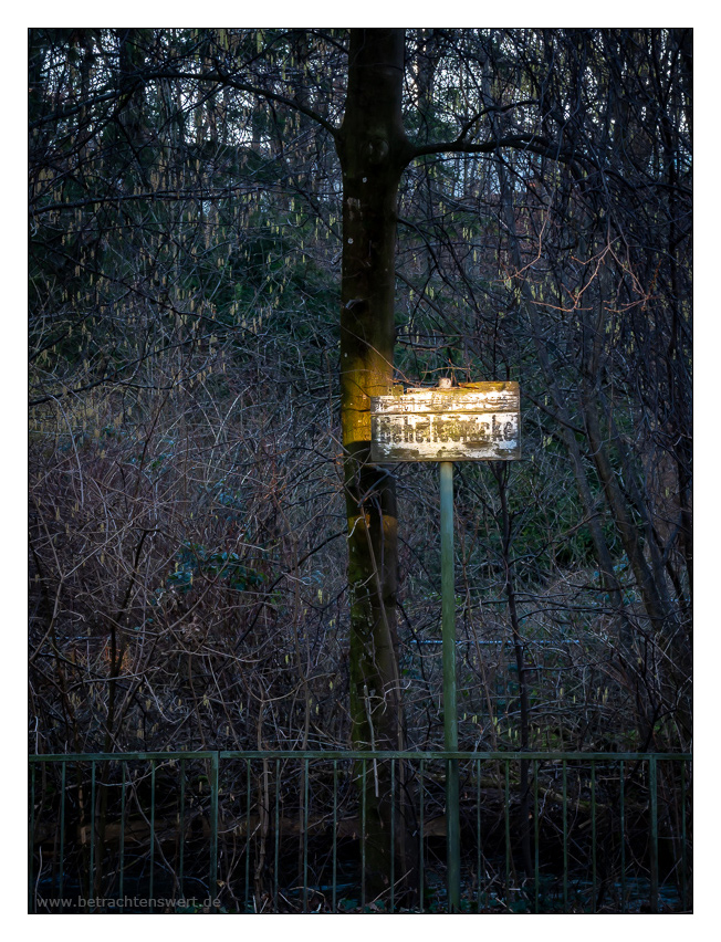 Ein verwittertes Schild verweist auf eine nicht (mehr) existierende Brücke