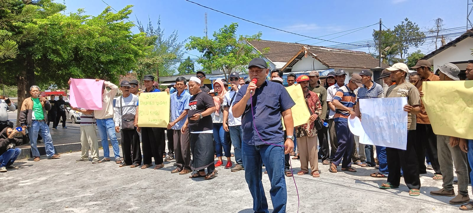 Tuntut Tutup Tambang Ilegal " Masyarakat Peduli Kabupaten Blitar Demo di DPRD Kab Blitar