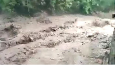 Banjir bandang di kendiri membawa material longsor dari lereng gunung wilis