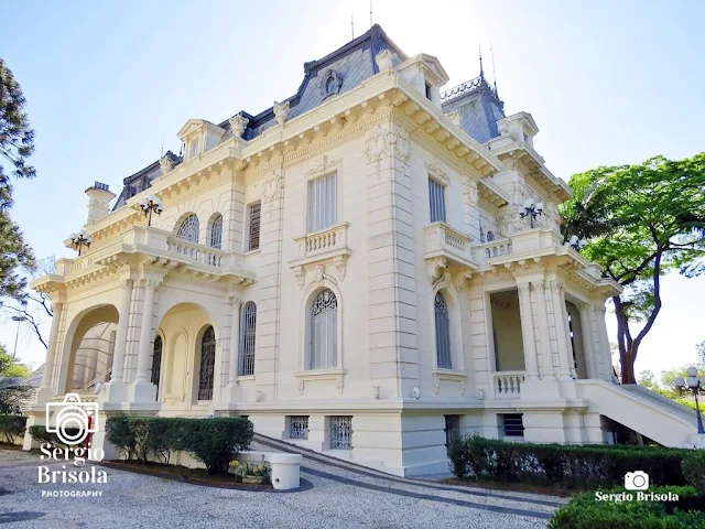 Vista ampla das fachadas do belíssimo e histórico Palacete Violeta no Ipiranga