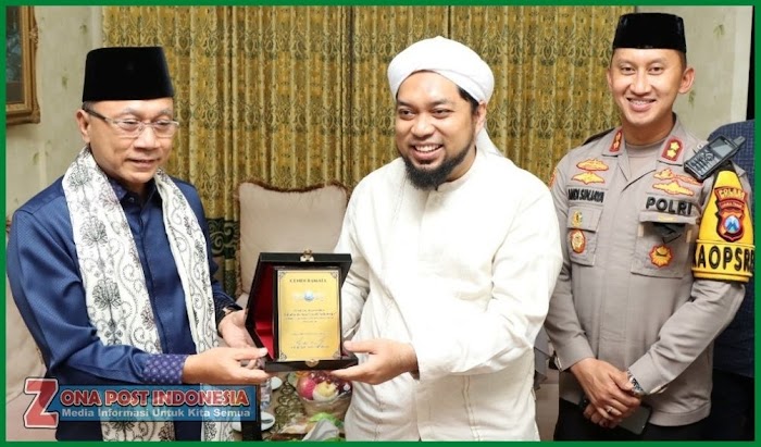 Wakil Ketua MPR RI Zulkifli Hasan, Lakukan Silaturahmi Dengan KHR. Achmad Azaim Ibrahimy 
