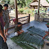Babinsa Koramil 02/Siberut Inovasi Pembuatan Atapdi wilayah desa Binaan 