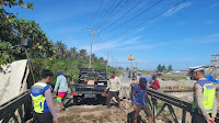 SAT LANTAS POLRES MUKOMUKO DAN POLSEK MUKOMUKO UTARA TUTUP ARUS LALIN SELAMA PERBAIKAN JEMBATAN ABRASI MUKOMUKO BERLANGSUNG. 