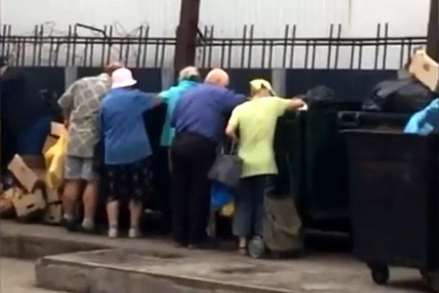Жители Санкт-Петербурга набросились на вынесенные работником супермаркета просроченные продукты словно голодные звери