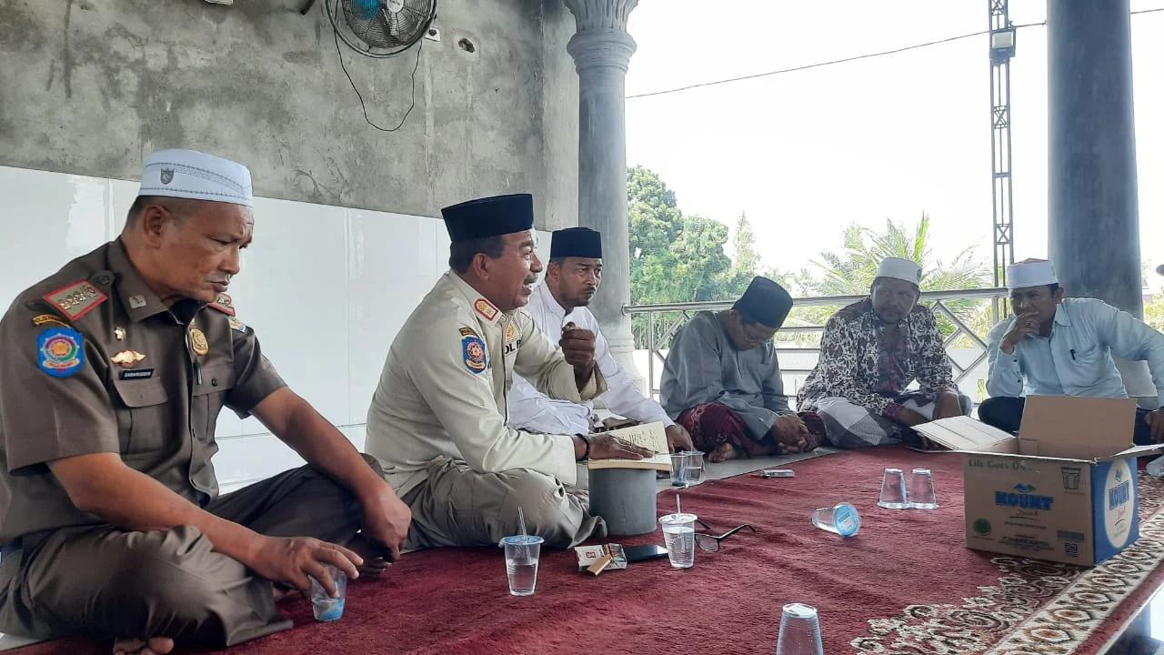 Satpol PP dan WH Aceh Utara Himbau Para Pedagang Hentikan Aktivitas 10 Menit Sebelum Azan Berkumandang
