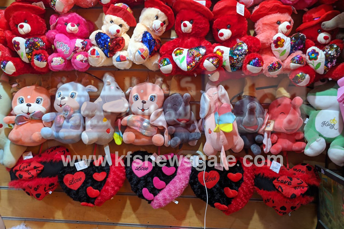 ارتفاع الأسعار سر ​الكساد​ ​في أسواق ​هدايا عيد الحب ​ب​فوه​ - صور ​