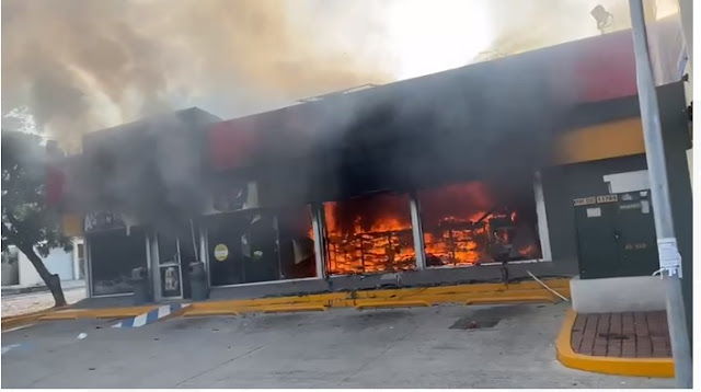 Ola de terror en Uruapan. Se registró el incendio de una tienda Oxxo y de un vehículo la mañana de este domingo. 