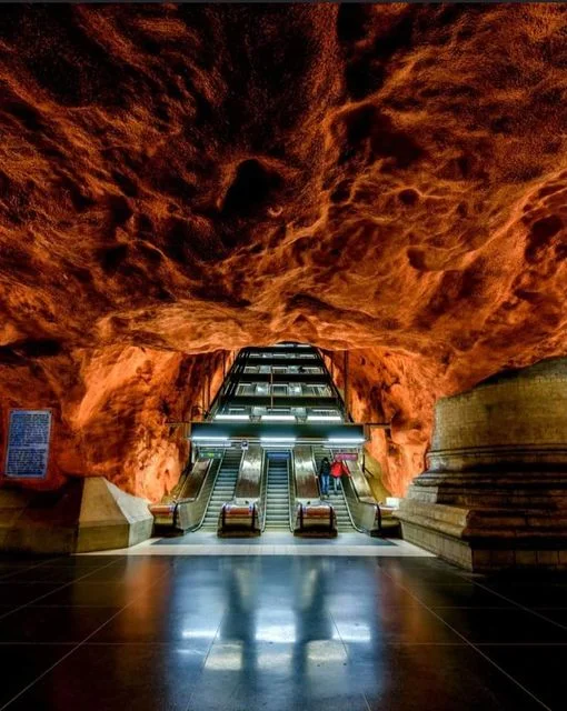 Así luce la estación de tren de metro en Estocolmo, Suecia.