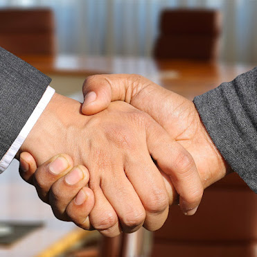 deux hommes se serrant la main pour finaliser une negociation
