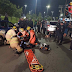 Acidente entre dois carros e moto deixa pedestre ferida em Samambaia