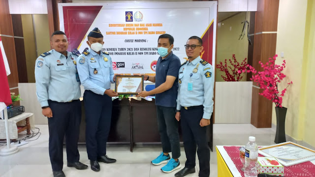 Kantor Imigrasi Kelas II Non TPI Dabo Singkep dan SMSI Lingga Saling Memberikan Penghargaan