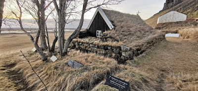 Núpsstaðakirkja, una de las 6 iglesias de Islandia con techo de hierva.