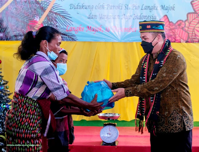 Moga Simatupang Serahkan Bantuan Paket Natal Nasional RI 2021 di Manggarai.lelemuku.com.jpg