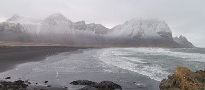 Playa de Stokksnes con las montañas Vestrahorn como telón de fondo.