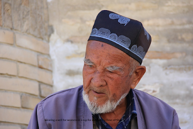 wearing a veil for women or a cap for men at the time of Shalat