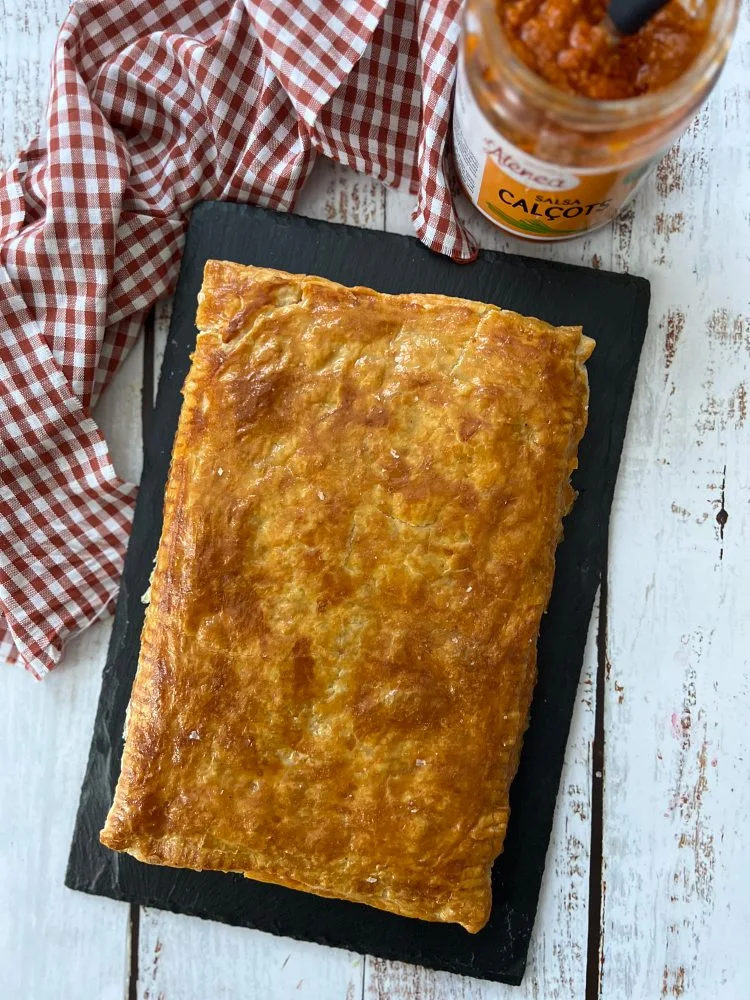 Empanada de calçots y butifarra con salsa romesco