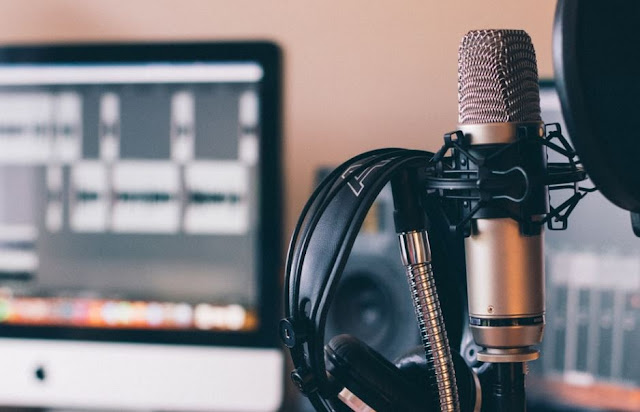 How to Make Money with Podcasts in 2022?