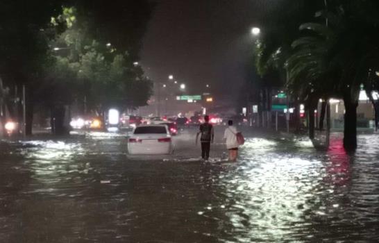 Videos | Las Lluvias hacen colapsar a Santo Domingo y dejan al menos dos muertos