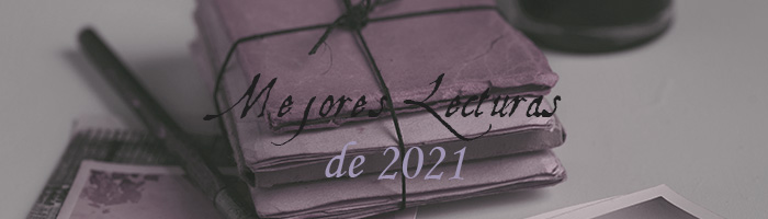 Fondo en escala de grises con morado, un montón de libros con un lápiz. Delante pone "Mejores Lecturas" en negro y "de 2021" en lila.