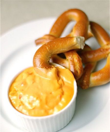 Soft Pretzels with Spicy Cheddar Cheese Sauce Recipe