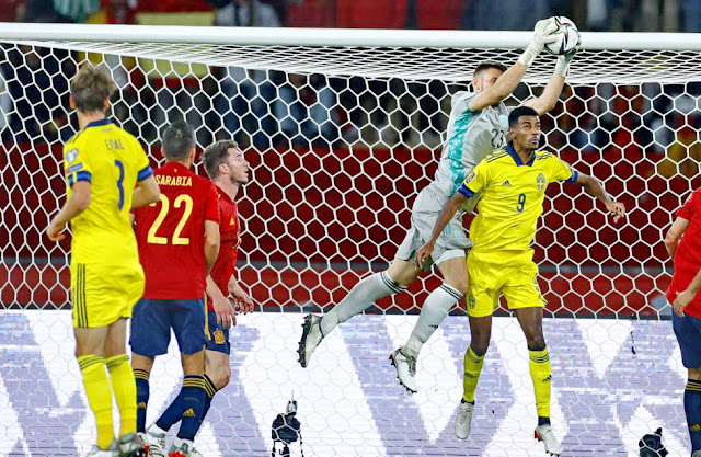 Unai Simón bloca el balón acosado por Alexander Isak. SELECCIÓN DE ESPAÑA 1 SELECCIÓN DE SUECIA 0. Domingo 14/11/2021, 20:45 horas. Clasificación para la Copa del Mundo de Catar 2022, fase de grupos de Europa, Grupo B, 10ª jornada. Sevilla, España, estadio de La Cartuja