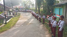 Siswa SDN Sadarmanah Berdiri Berderet Sambut Kedatangan Bupati, Begini Kata Kepsek