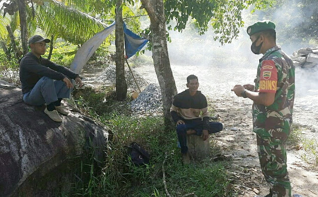 Babinsa Andi Hakim Minta Warga Pemecah Batu Mengutamakan Keselamatan Kerja