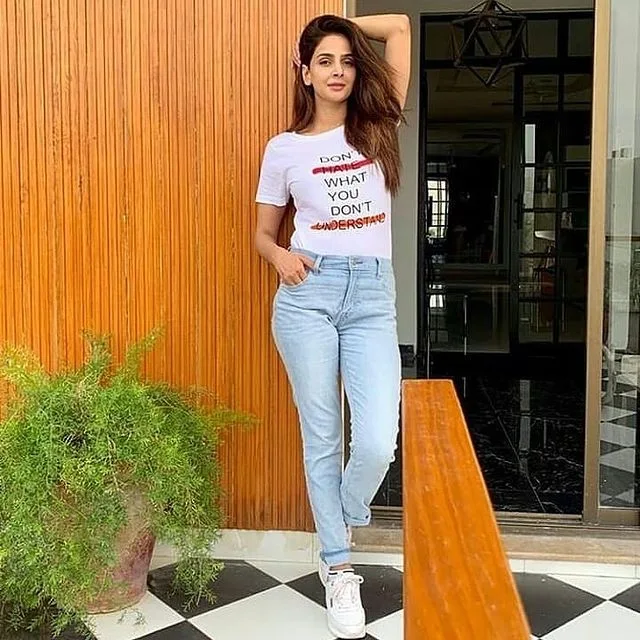 Saba Qamar Hot and gorgeous looks