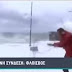 Κακοκαιρία: Κύματα στον Φλοίσβο παρέσυραν ρεπόρτερ – Διέκοψε για διαφημίσεις ο Νίκος Μάνεσης (vid)