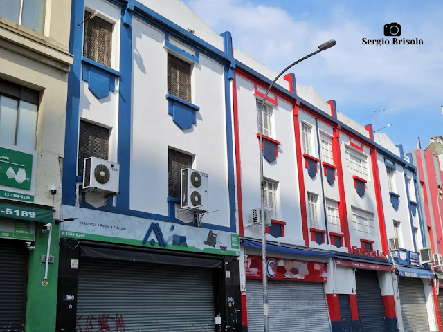 Vista ampla de fachadas superiores de edificações antigas na Rua Santa Ifigênia